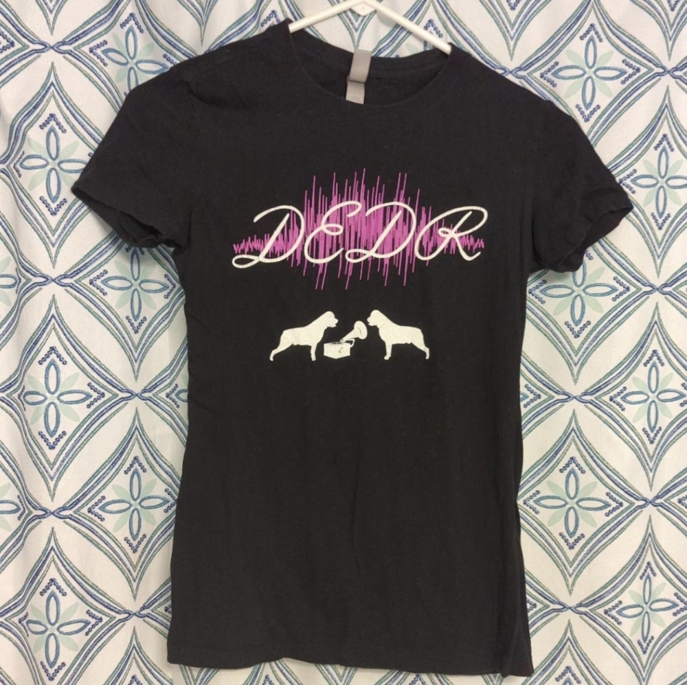 Size M fits Small too baby tee great condition electronic music event shirt Y2K